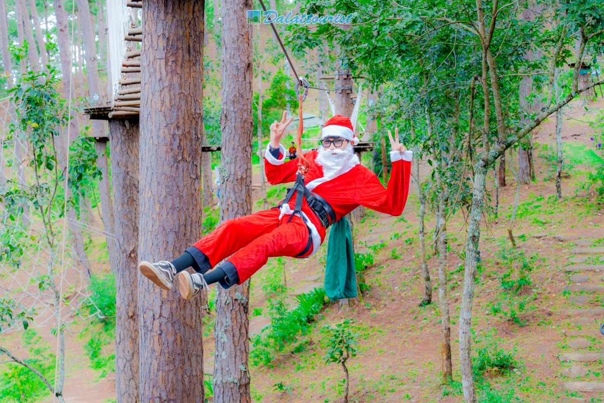 Khu du lịch Thác Datanla cung cấp những trò chơi cảm giác mạnh vô cùng thú vị nhưng vẫn đảm bảo an toàn.