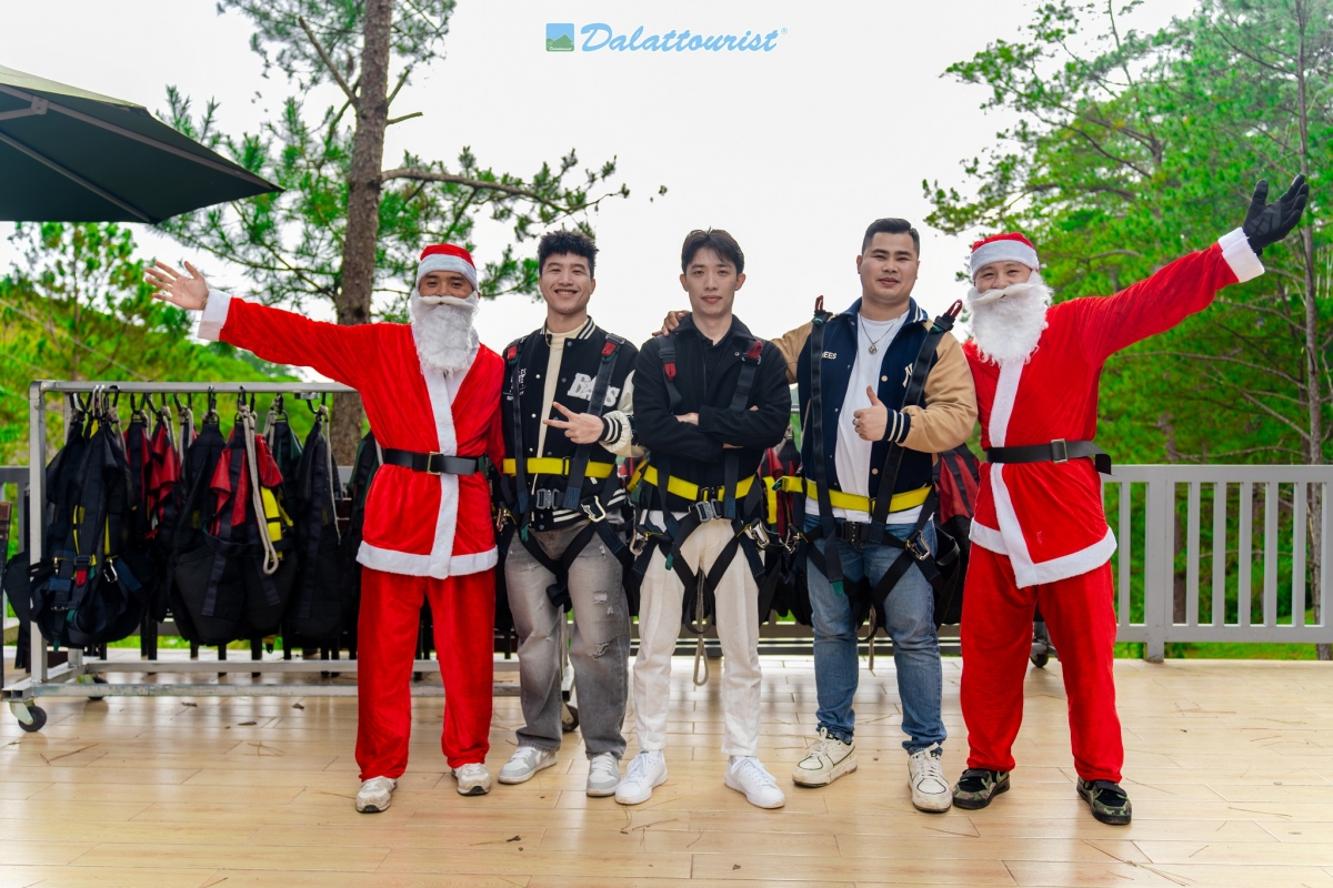 Du khách chụp ảnh check in trước khi tham gia trò chơi.