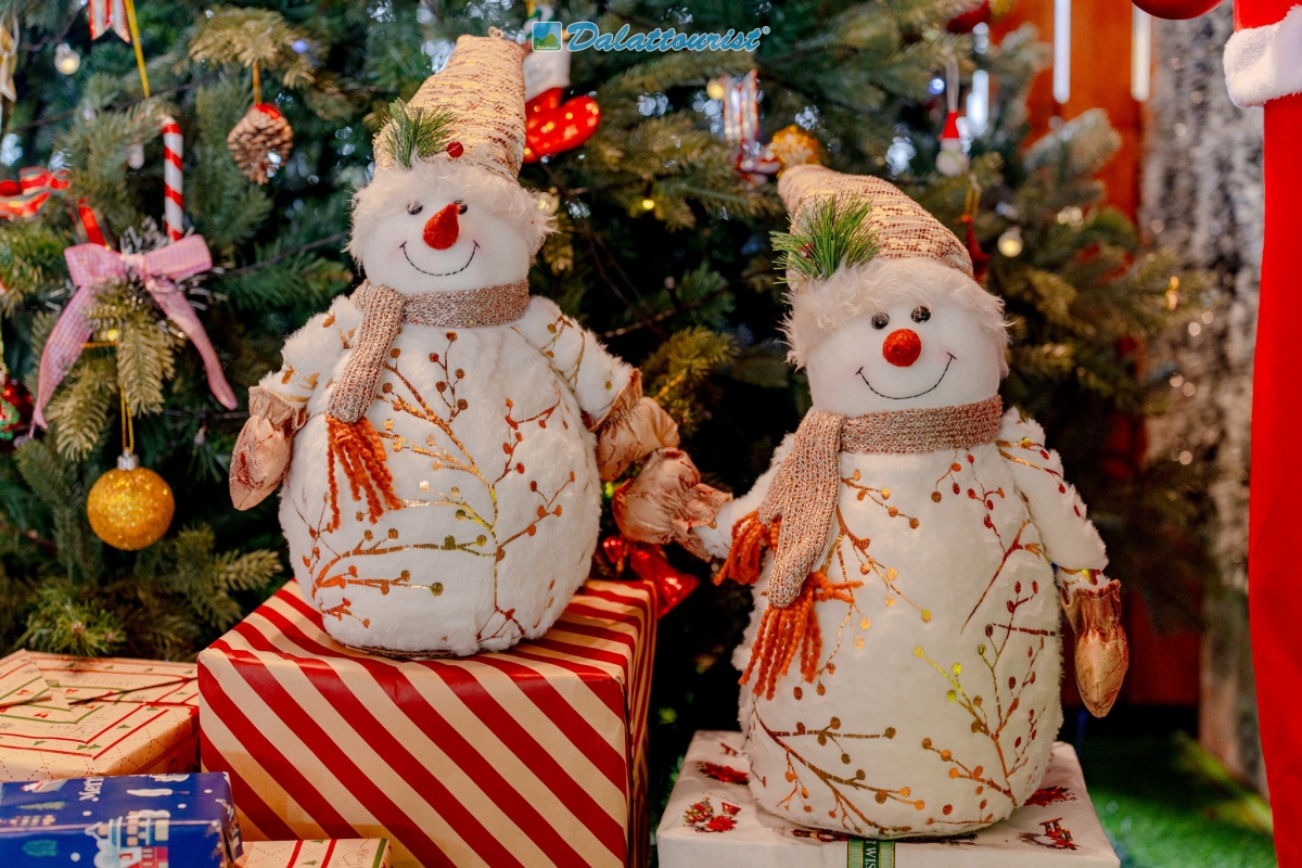 Bên cạnh các không gian, tiểu cảnh trang trí đẹp mắt, các khu điểm tham quan, nhà hàng, khách sạn, khu du lịch cũng nâng cao chất lượng dịch vụ để du khách có trải nghiệm tốt nhất khi đến với Đà Lạt, Lâm Đồng.