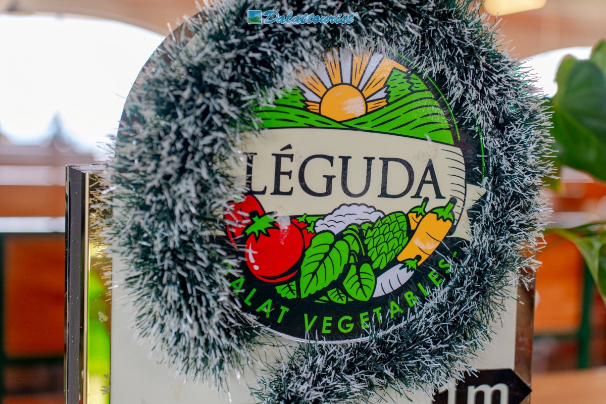 Nhà hàng Buffet Rau Léguda nằm trên đỉnh đồi Robin cũng là địa chỉ quen thuộc tại Đà Lạt.