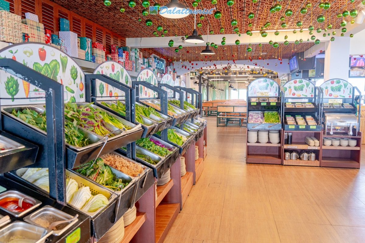 Khu vực quầy rau, bên trong nhà hàng Buffet Rau Léguda.