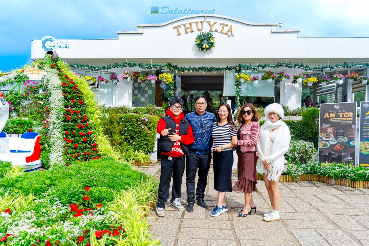 Du khách trải nghiệm tại nhà hàng &amp; cafe Thủy Tạ - không gian thơ mộng bên hồ Xuân Hương.