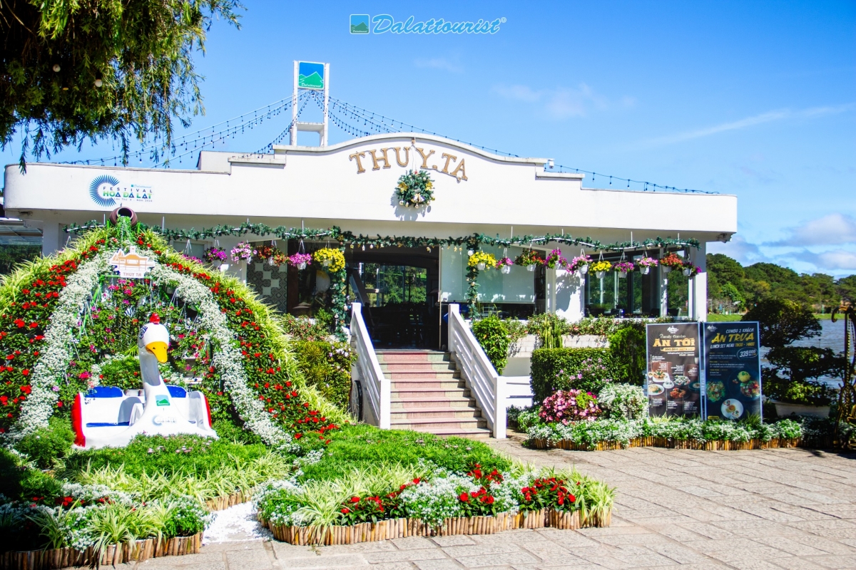 Dịp Giáng sinh và năm mới 2025, nhà hàng &amp; cafe Thủy Tạ cũng được trang trí đẹp mắt để chào đón du khách