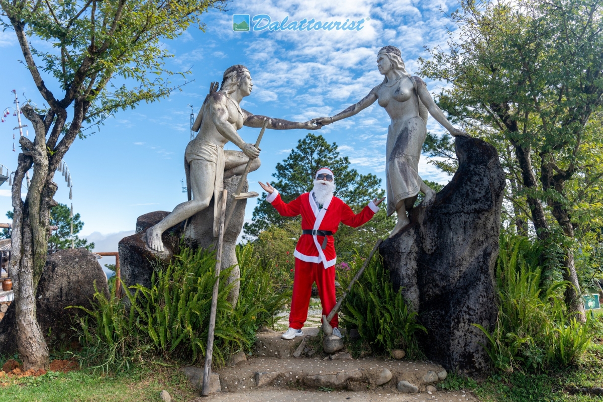 Bức tượng chàng Biang và nàng Lang trên đỉnh Radar, khu du lịch Langbiang.