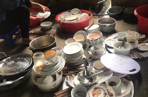 Mỗi lần về quê bị say xe nhưng tôi vẫn phải lăn ra dọn dẹp mỗi khi có cỗ bàn (ảnh minh họa)