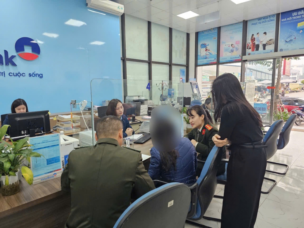 Sau khi được lực lượng Công an giải thích, chị T. đã quyết định không chuyển tiền cho đối tượng lừa đảo