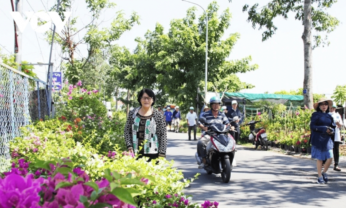   A large number of tourists come to visit Sa Dec flower village.