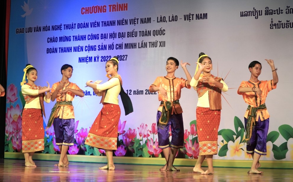 Múa lăm vông là điệu múa dân gian nổi tiếng của người Lào, mang đậm bản sắc văn hóa truyền thống