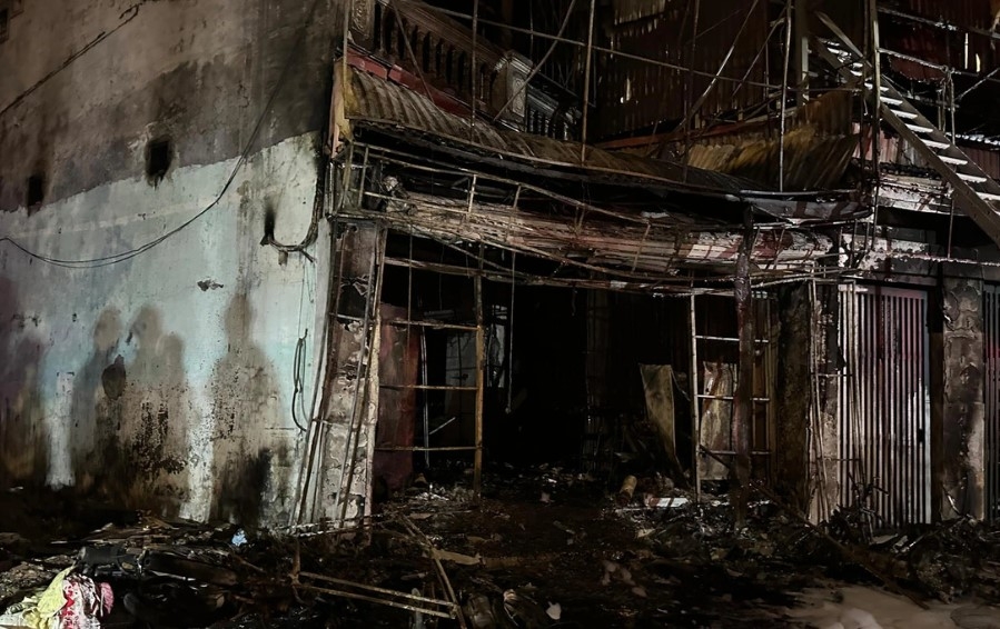 Những gì còn lại sau vụ cháy quán cà phê "Hát cho nhau nghe" ở đường Phạm Văn Đồng, Hà Nội đêm 18, rạng sáng 19-12 - Ảnh: HẢI NGUYỄN (Tuổi trẻ)