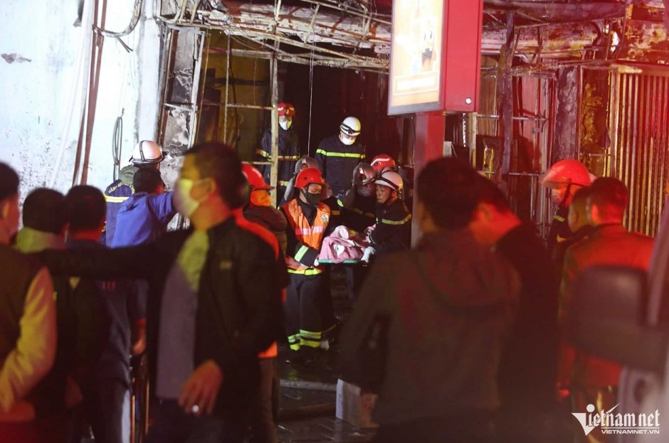 Đưa nạn nhân ra khỏi căn nhà bị cháy. Ảnh VietnamNet .