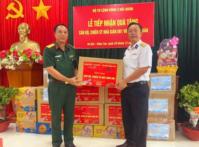 Đại tá Ngô Xuân Giang, Phó Giám đốc Trung tâm Phát thanh - Truyền hình Quân đội trao quà tặng cán bộ, chiến sĩ Nhà giàn DK1.