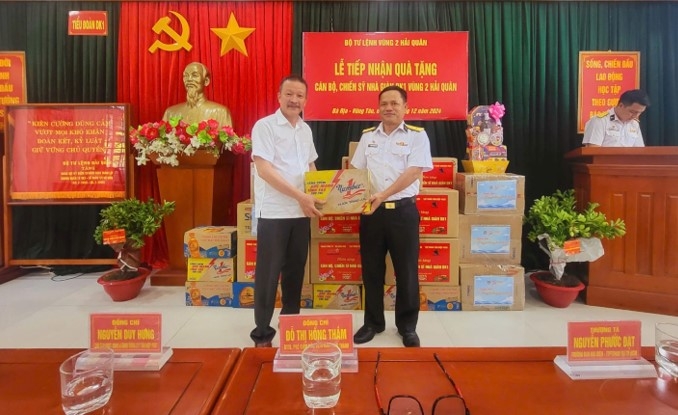 Đại diện Công ty Tân Hiệp Phát trao tặng quà cho các cán bộ, chiến sĩ Nhà giàn DK1