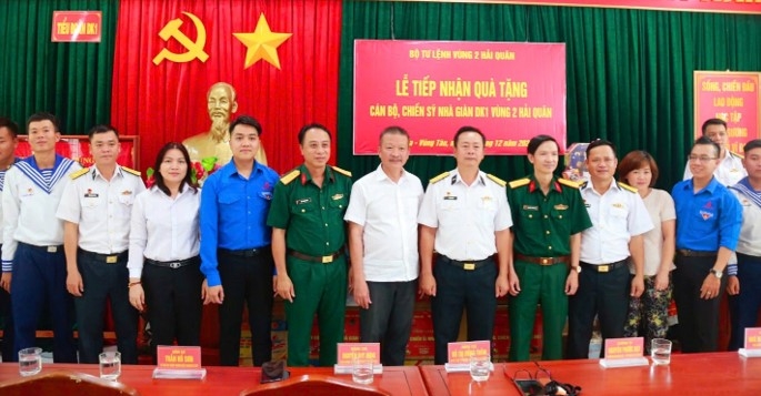 Đại biểu tham gia Lễ tiếp nhận quà tặng cán bộ, chiến sĩ Nhà giàn DK1