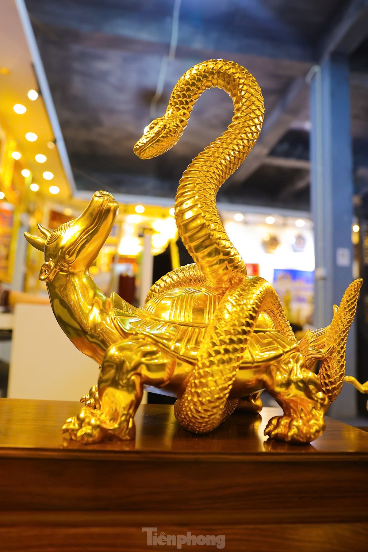 A gold-plated snake figurine measuring 60x35x69 cm costs VND150 million.