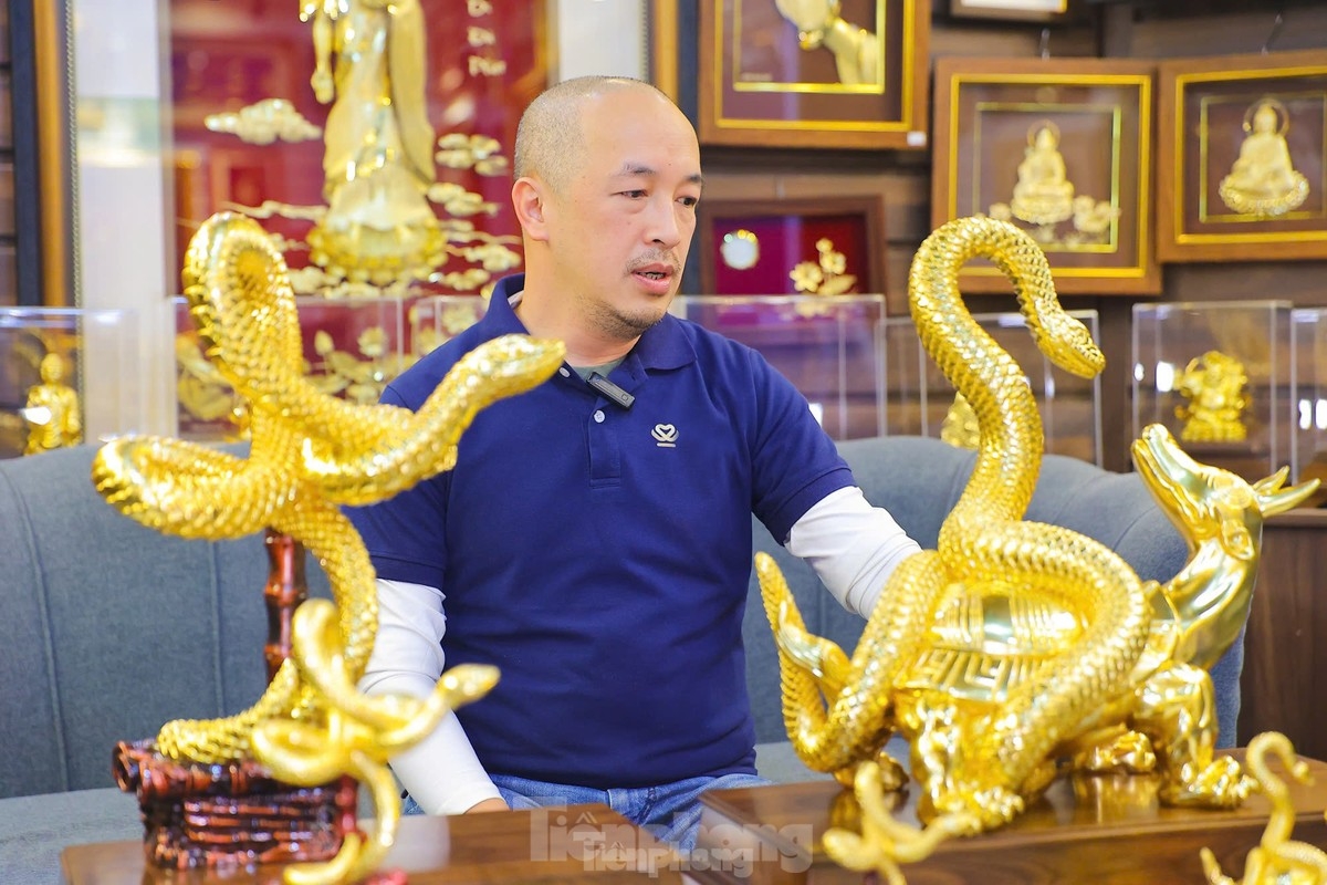 The weeks leading up to the traditional Lunar New Year festival prove to be the busiest time for artisans, according to Nguyen Tung Lam, a business owner in Hanoi.