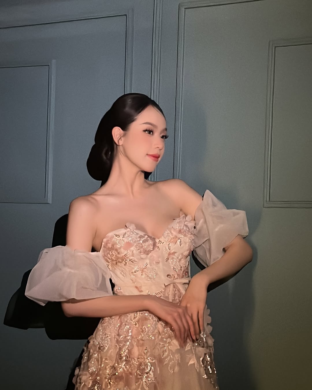 Thanh Thủy thường xuất hiện với những bộ váy nhẹ nhàng, màu sắc tươi sáng. Cô cũng chú trọng đến việc lựa chọn phụ kiện và trang điểm hài hòa với trang phục, tạo nên tổng thể cuốn hút. Sự kết hợp khéo léo giữa trang phục, phụ kiện và phong cách trang điểm giúp cô luôn nổi bật trong mọi sự kiện và hoạt động sau khi đăng quang Miss International 2024.