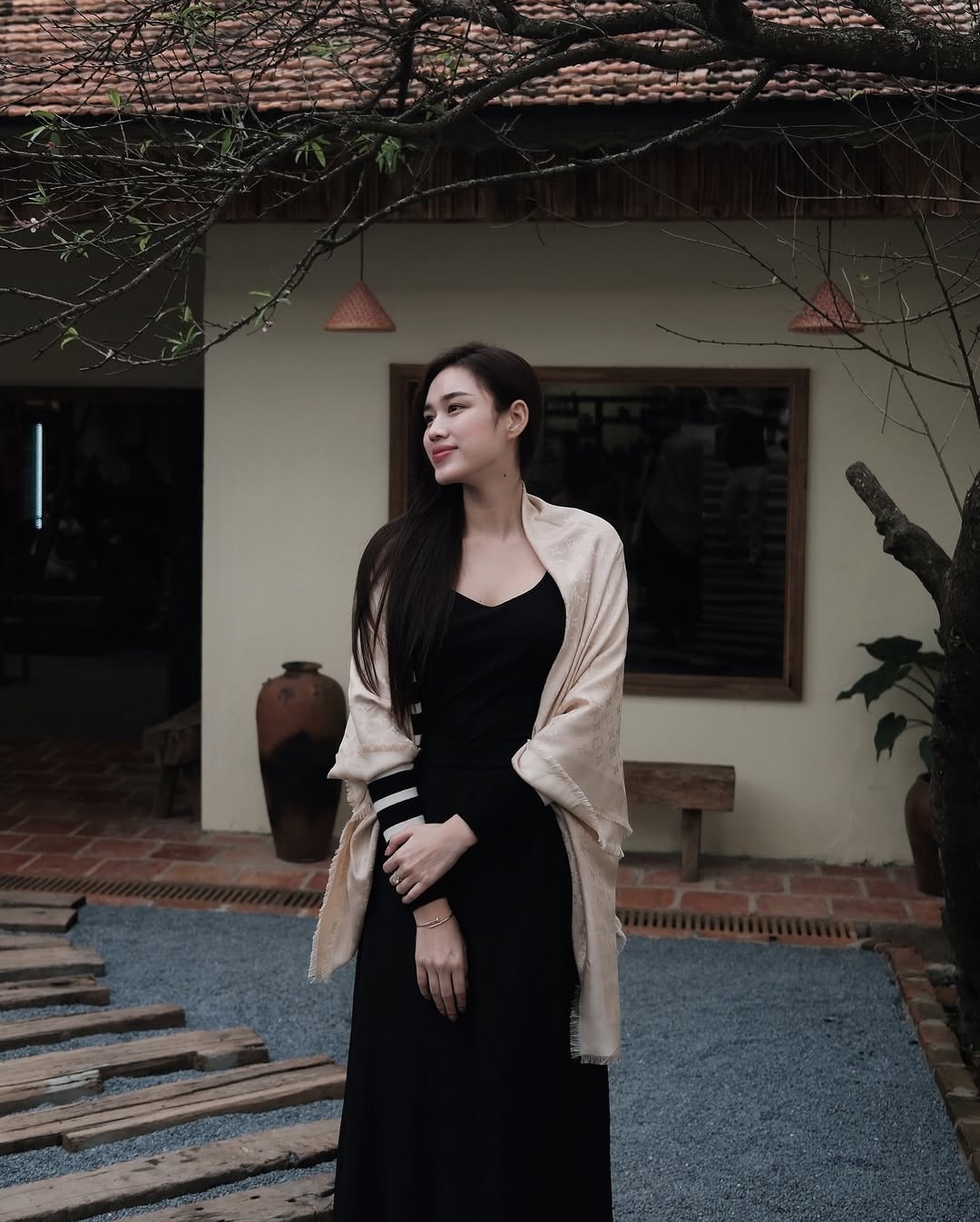 "Thích cái lạnh man mát, nâng niu nhẹ dịu của Đà Lạt", hoa hậu Đỗ Thị Hà viết.