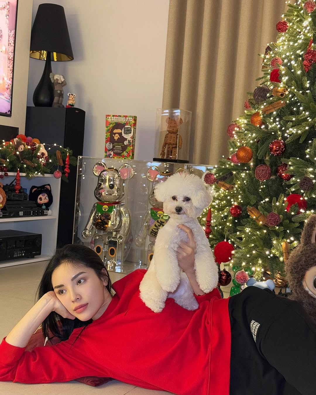 Hoa hậu Kỳ Duyên khoe khoảnh khắc thoải mái bên thú cưng trong căn phòng tràn ngập không khí Noel.