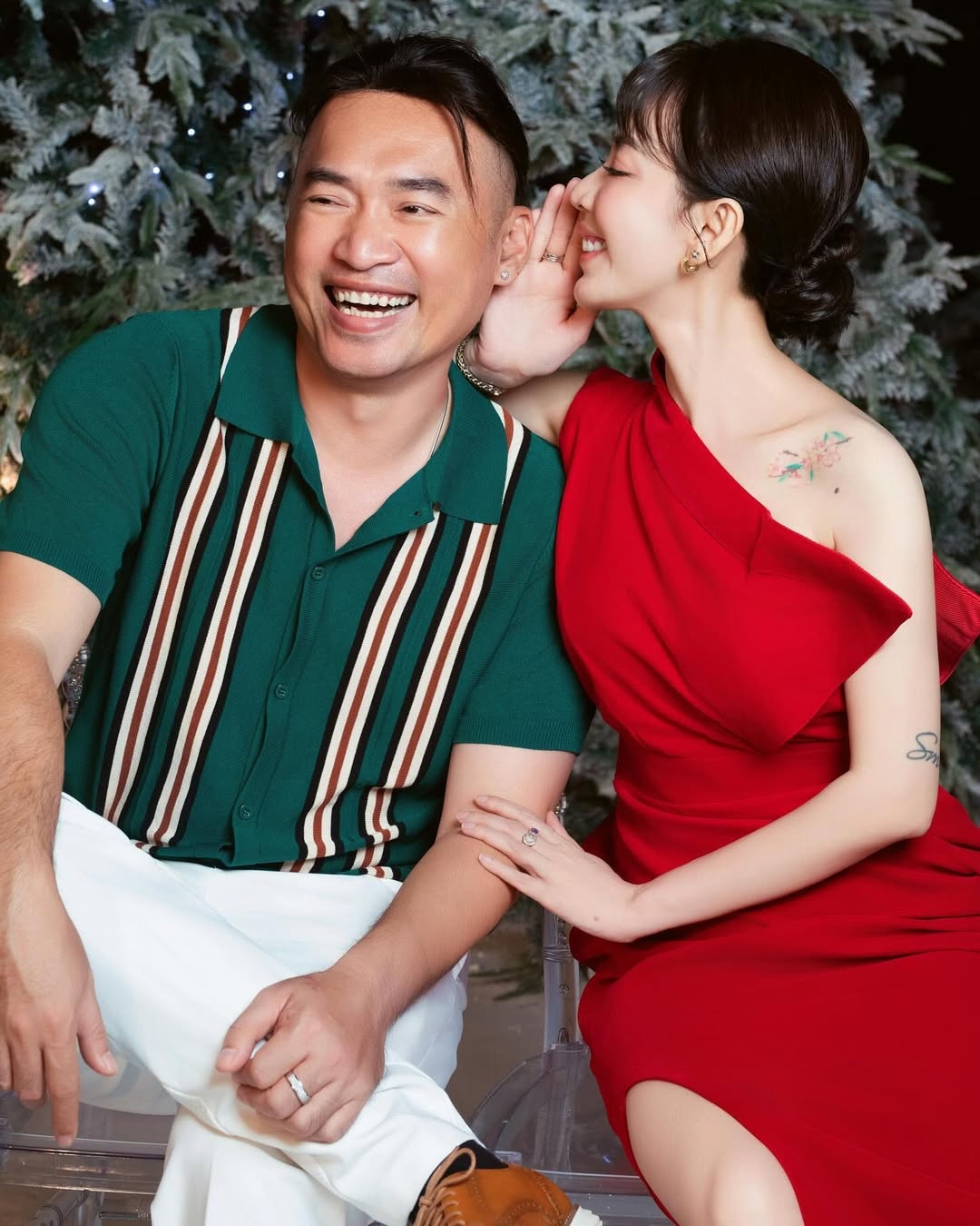 Vợ chồng Thu Trang - Tiến Luật vui vẻ hạnh phúc bên nhau.