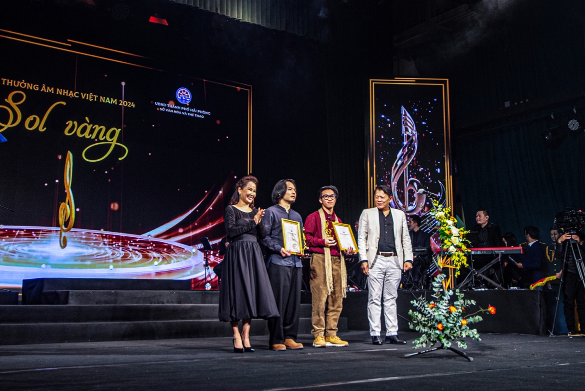 NSND Nguyễn Quang Vinh và NS Giáng Son trao giải Bạc cho các nghệ sĩ