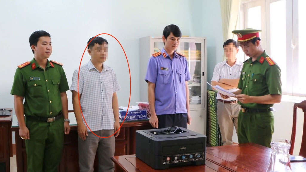 Cơ quan Cảnh sát điều tra tống đạt quyết định khởi tố bị can Trần Hoài Thông (ảnh: CA)