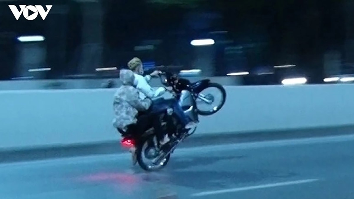 "Bốc đầu", "diễn xiếc" trên đường gây tình trạng gây mất trật tự an toàn giao thông