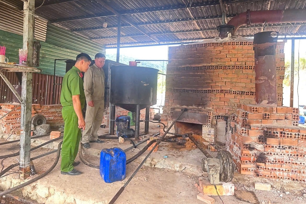 Hệ thống máy vận hành để tái chế nhớt thải. Ảnh: CABT