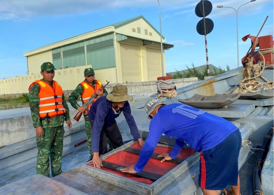 Tạm giữ để điều tra một tàu chở 70.000 lít dầu không rõ nguồn gốc