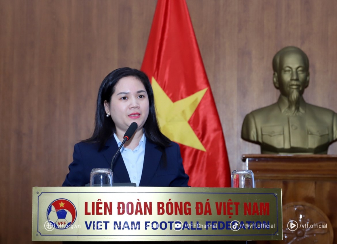 Bà Nguyễn Thanh Hà - Phó Tổng Thư ký LĐBĐ Việt Nam chúc mừng các GSTT, TT tham dự khóa tập huấn các giải bóng đá ngoài chuyên nghiệp quốc gia 2025 (Ảnh: VFF)