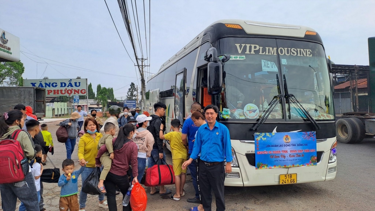 Hàng ngàn vé tàu xe hỗ trợ đưa công nhân về quê đón Tết