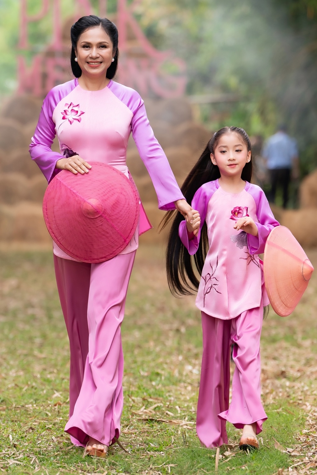 'Người đẹp Tây Đô' Việt Trinh gây bất ngờ khi xuất hiện diễn vedette bộ sưu tập 'Một thoáng quê hương' của Thuận Việt.