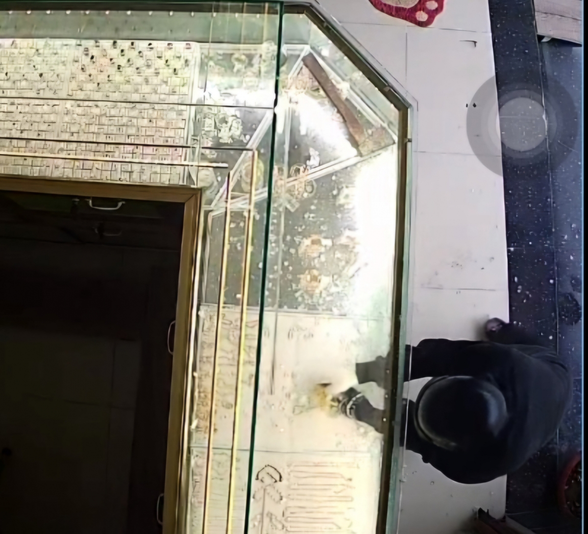 Tên cướp đột nhập phá tủ kính lấy nhiều dây chuyền vàng