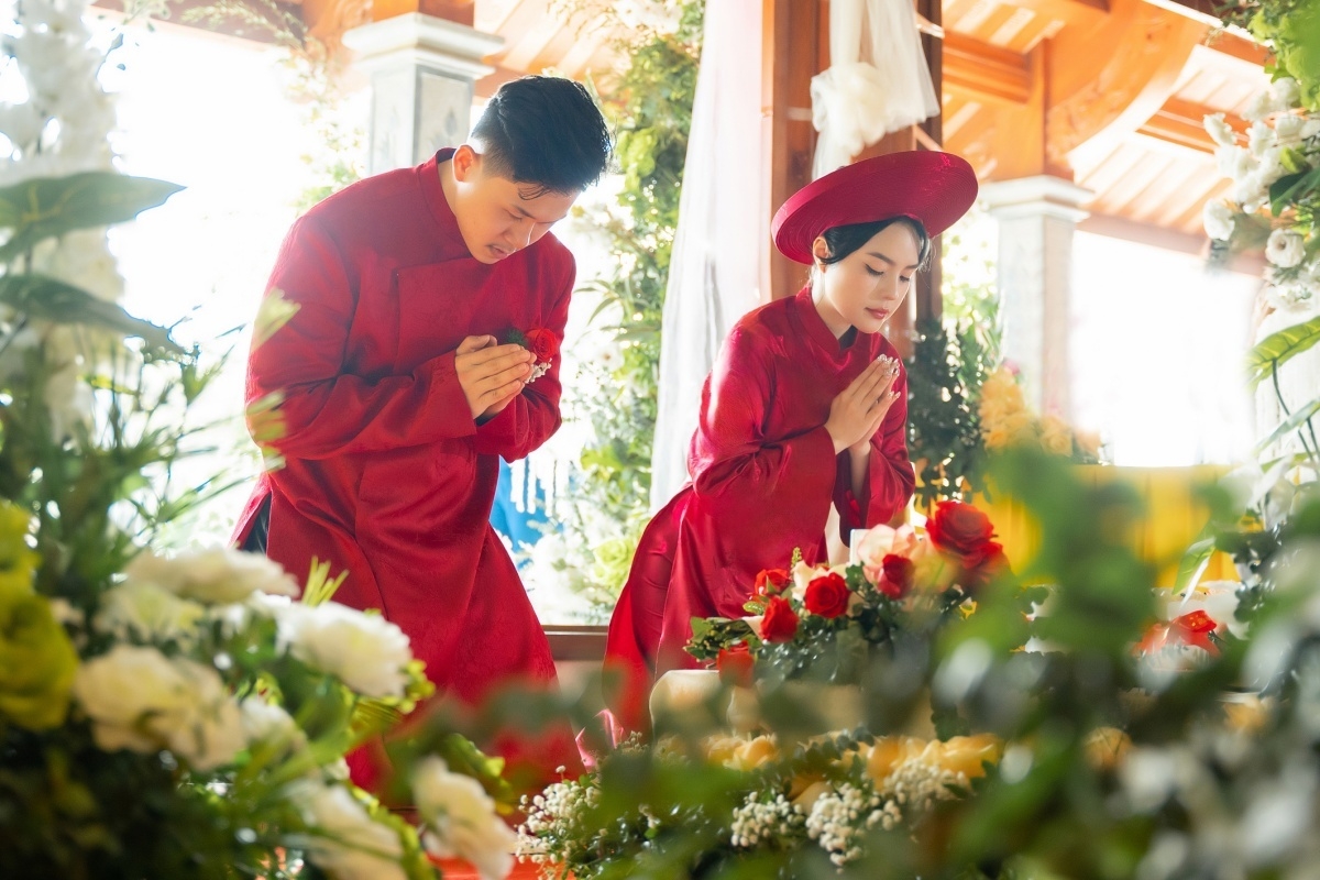 Ca sĩ Thái Trinh và doanh nhân Thái Minh tổ chức lễ hằng thuận tại chùa Tổng Bình Dân, huyện Khoái Châu, Hưng Yên.