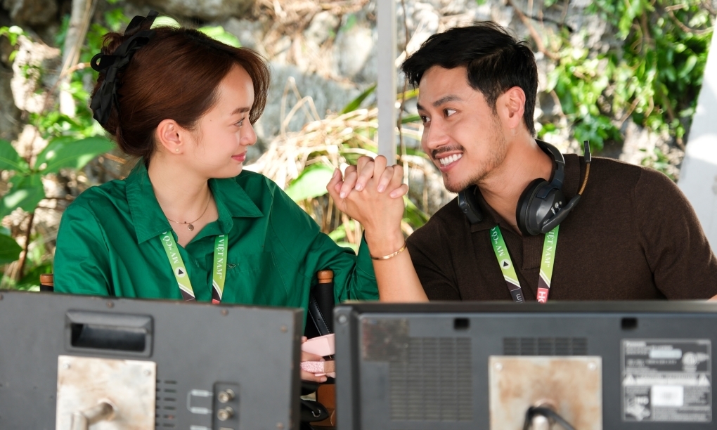 Giữa tin đồn rạn nứt tình cảm với Khả Ngân, Thanh Sơn bất ngờ khi vướng nghi vấn “phim giả tình thật” với Kaity Nguyễn trong lần đầu đóng cặp. Khi được hỏi về chuyện này, Thanh Sơn bật cười nói: "Phim giả tình thật là chuyện không thể có ở bộ phim này, chắc chắn”.