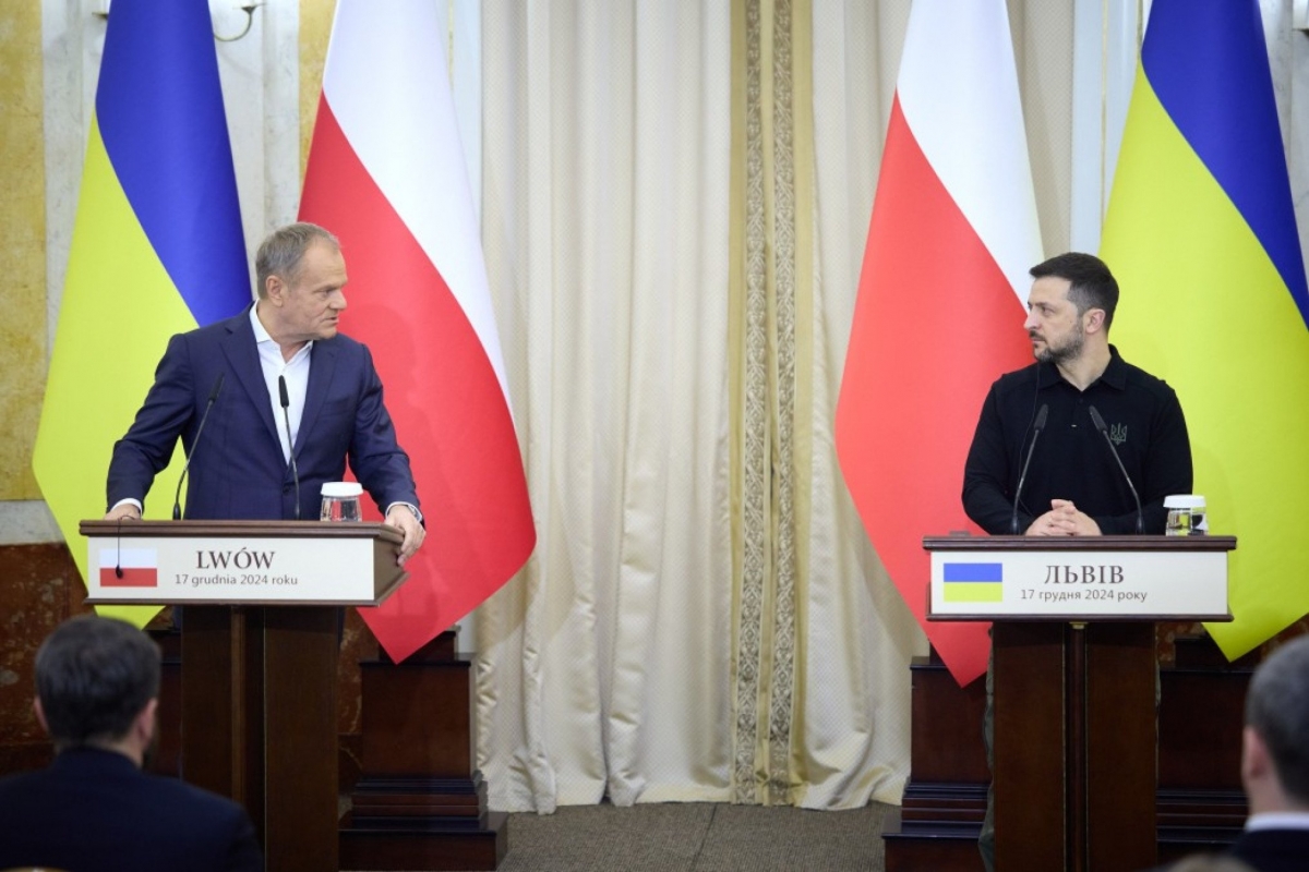 Thủ tướng Ba Lan Donald Tusk và Tổng thống Ukraine Volodymyr Zelensky trong cuộc họp báo chung ngày 17/12. (Ảnh-united24media.com)