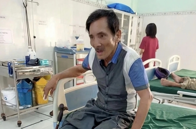 Tô Hiếu, người từng cưu mang Thương Tín, cho biết nghệ sĩ mắc bệnh xương khớp, đầu gối sưng phù, đau đớn nên được người nhà đưa lên TP HCM điều trị.