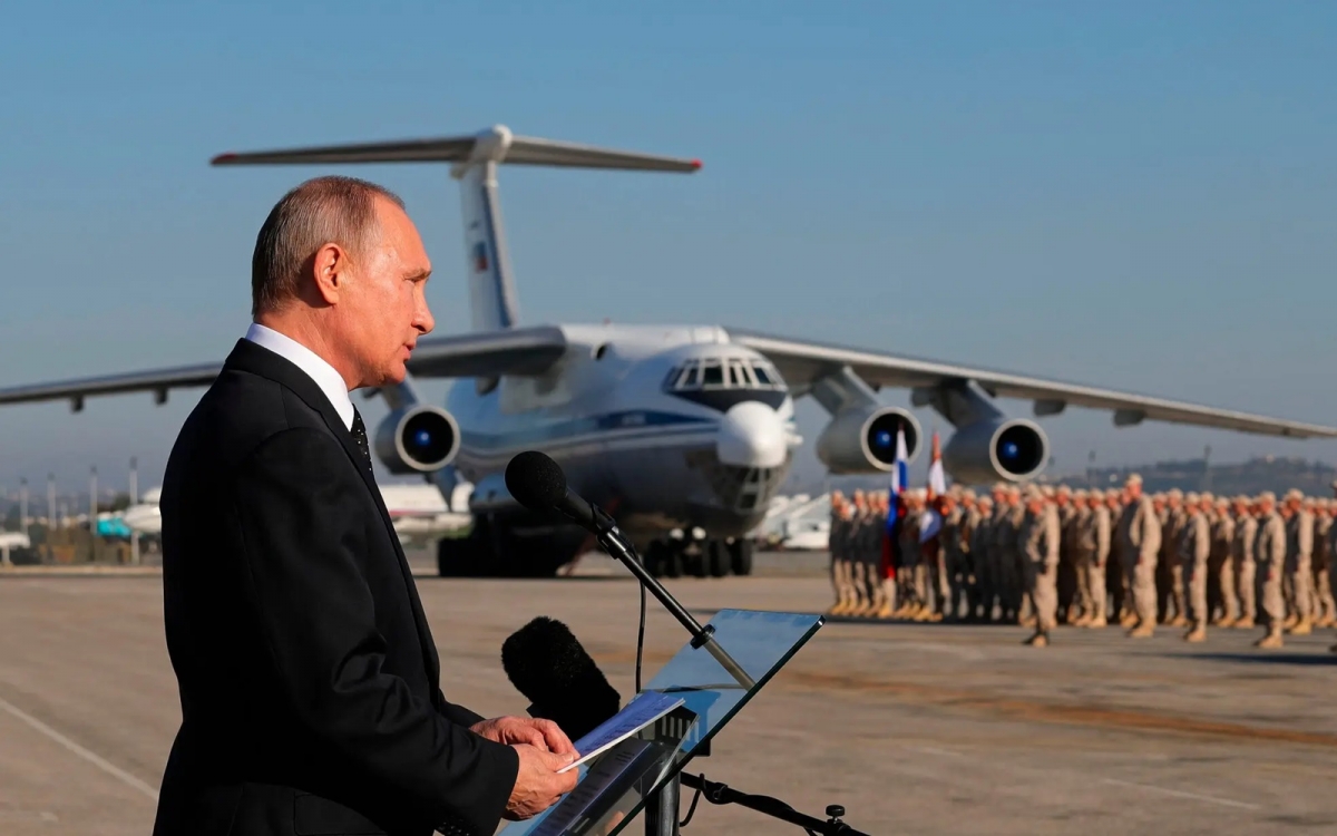 Tổng thống Nga Putin phát biểu tại căn cứ không quân Hmeimim ở tỉnh Latakia (Syria) vào năm 2017. Ảnh: Klimentyev.