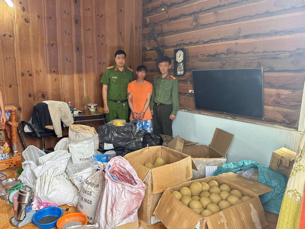 B.V.L cùng tang vật là hóa chất và các nguyên liệu chế tạo pháo nổ (ảnh công an cung cấp)