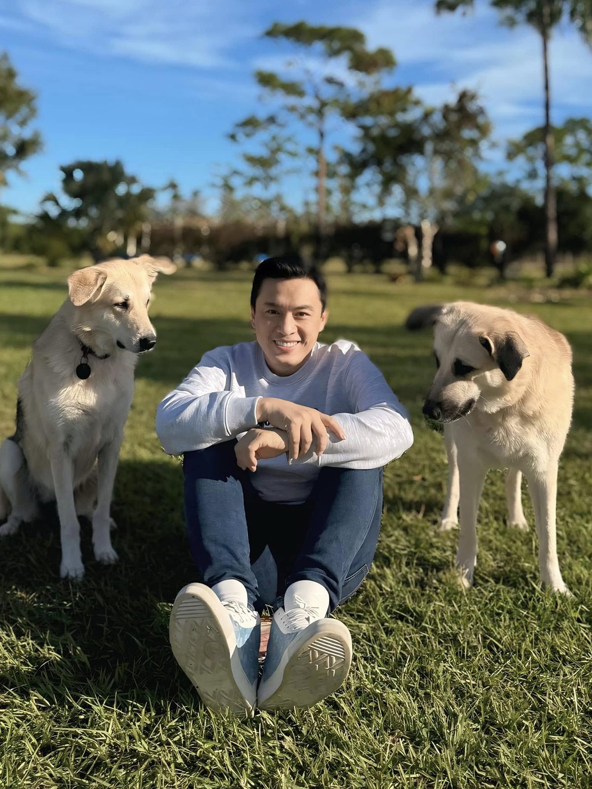 Ca sĩ Lam Trường chụp ảnh cùng hai chú chó cưng. (Nguồn: FBNV)