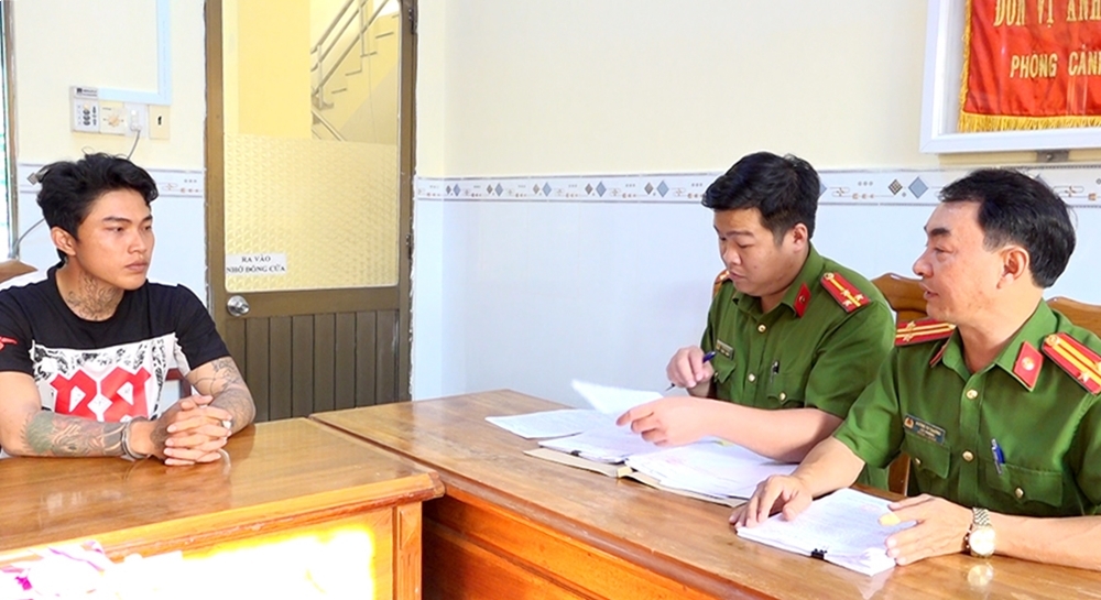 Đối tượng Chau Phong tại cơ quan công an