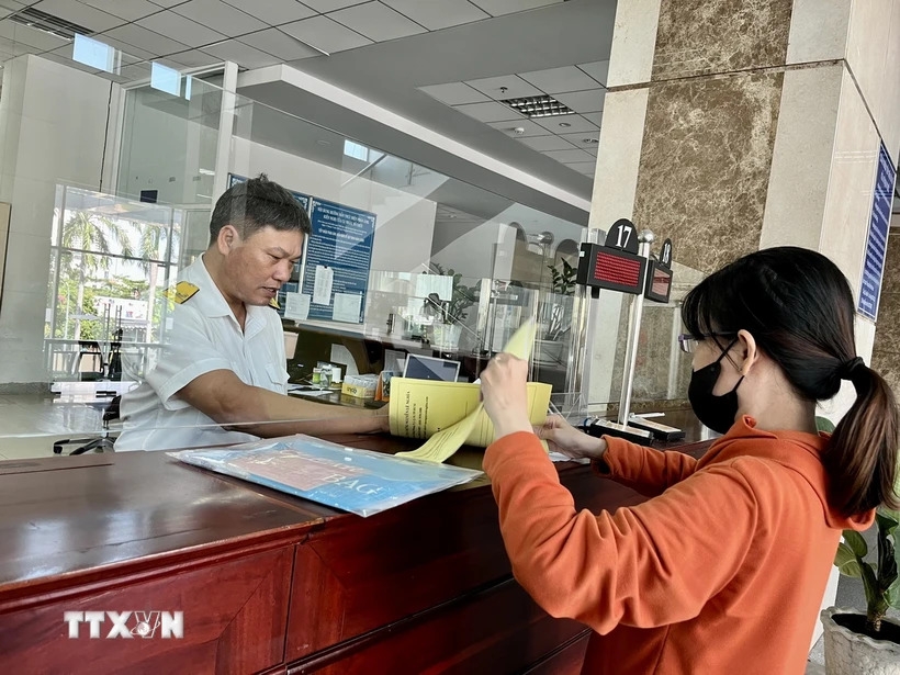 Người dân thực hiện giao dịch tại Cục Thuế. (Ảnh minh họa. Nguồn: TTXVN)