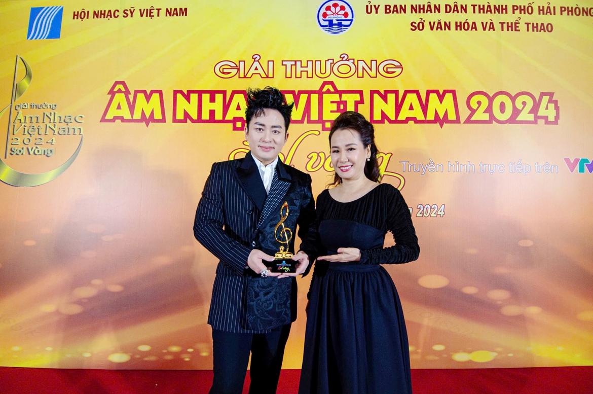 Ca sĩ Tùng Dương và nhạc sĩ Giáng Sol