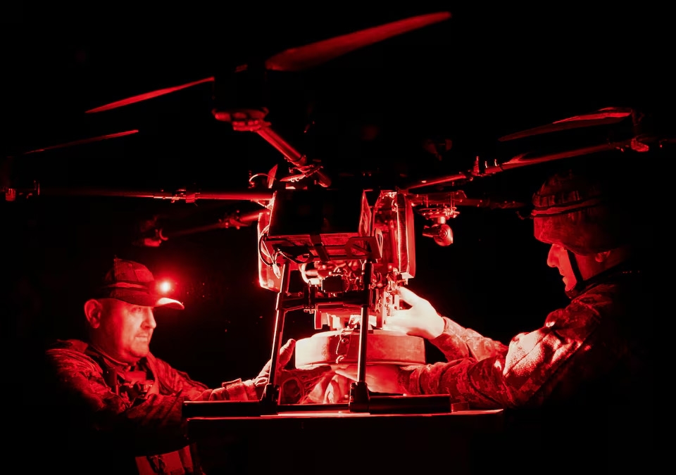 Binh sĩ Ukraine gắn mìn chống tăng lên UAV Vampire ở tiền tuyến Chasov Yar, ngày 26/6/2024. Ảnh: Reuters