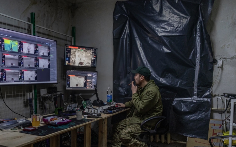 Một binh sỹ Ukraine đang ngồi quan sát màn hình tại sở chỉ huy UAV. Ảnh: NPR