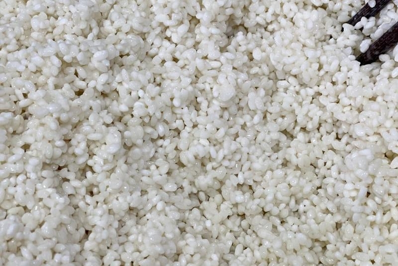 Gạo nếp sau khi ngâm hạt sẽ mềm, dễ vỡ. (Ảnh: Xiachufang)