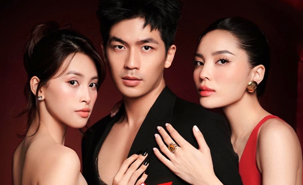 Mới đây, phim "Bộ tứ báo thủ" của đạo diễn Trấn Thành tung poster mới, hé lộ 3 diễn viên là Tiểu Vy, Quốc Anh và Kỳ Duyên. Sự xuất hiện của cả 2 hoa hậu đình đám trong một bộ phim khiến khán giả phải xôn xao trước “kèo” ngang tài ngang sắc. Trong ảnh, Tiểu Vy mang vẻ thanh lịch, mạnh mẽ nhưng không giấu được nét dịu dàng với ánh mắt sáng trong.