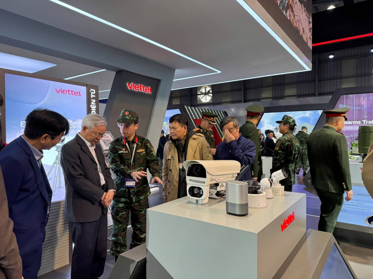 Người dân, du khách tham quan Triển lãm Quốc phòng quốc tế Việt Nam 2024.