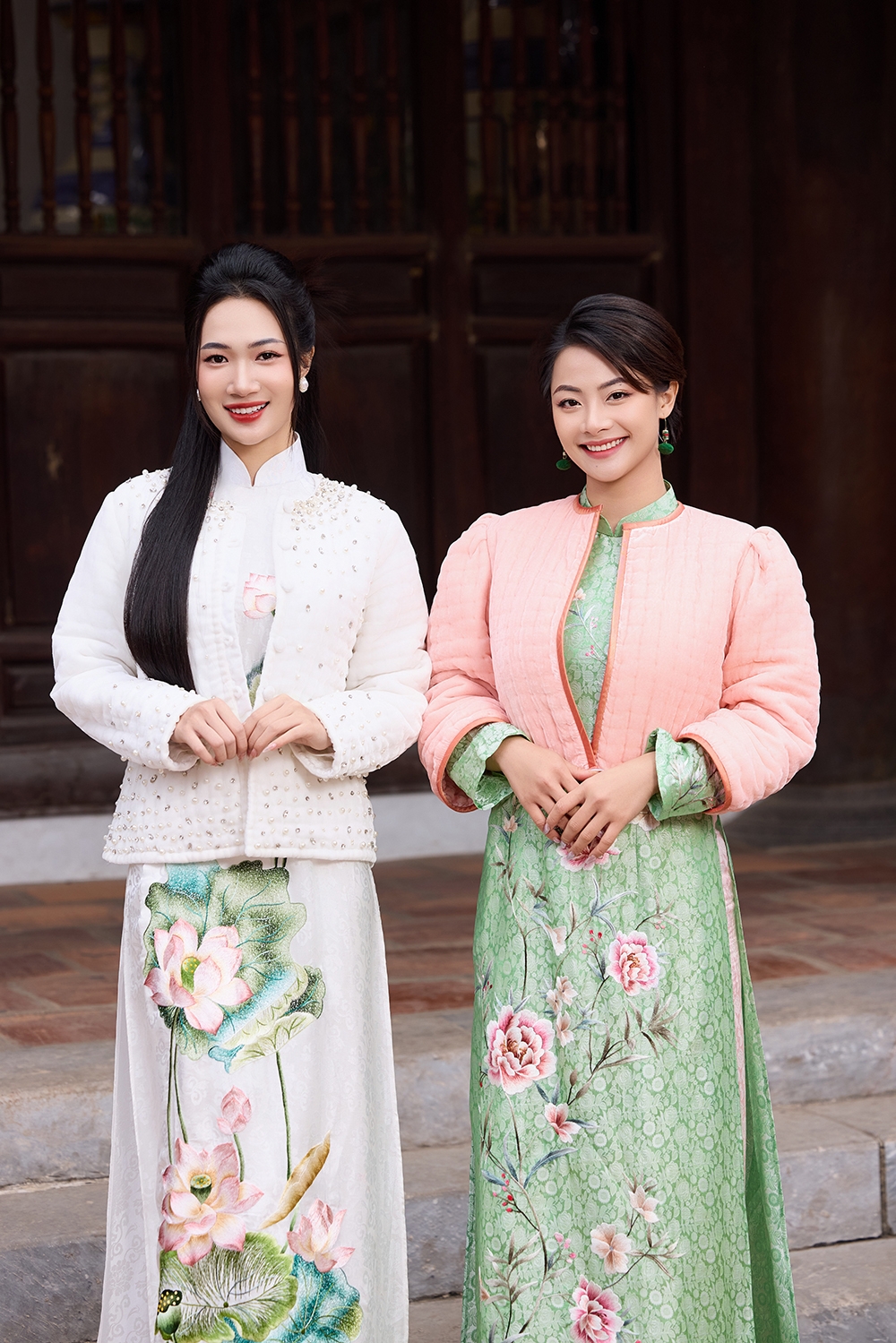 Diễn viên Huyền Thạch thích thú với những mẫu trang phục mới được nhà mốt giới thiệu và chọn lựa những trang phục mới để diện vào mùa xuân.