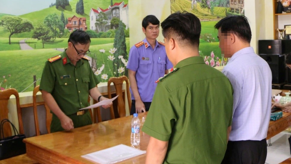 Cơ quan Cảnh sát điều tra tống đạt quyết định khởi tố bị can Lê Anh Xuân (ảnh: CA)