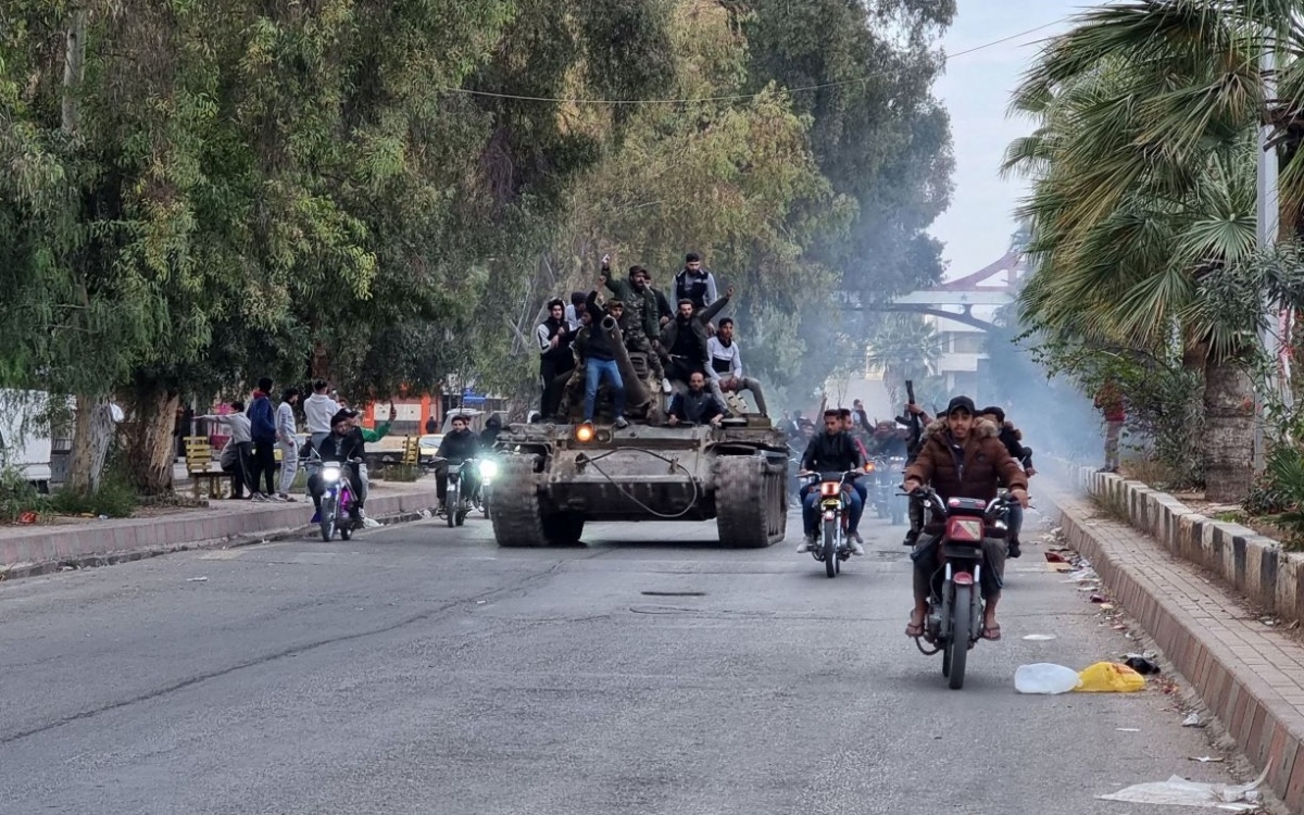 Lực lượng phiến quân Syria chiếm được thành phố Daraa hôm 7/12. Ảnh: Getty.